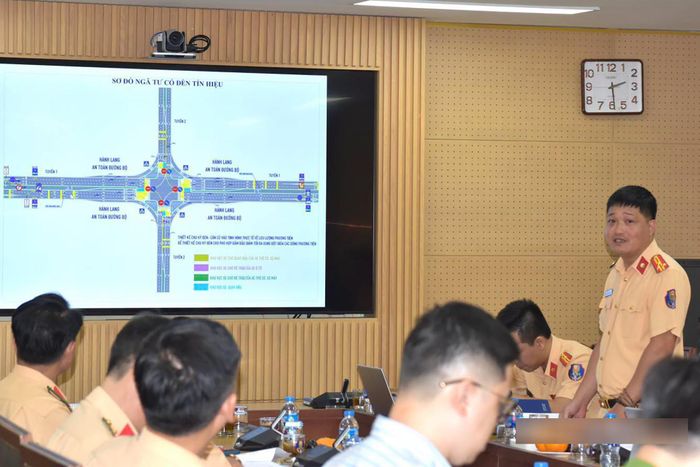Đại diện Phòng nghiệp thuộc Cục CSGT trình bày dự thảo phương án tổ chức giao thông. Ảnh: Cục CSGT