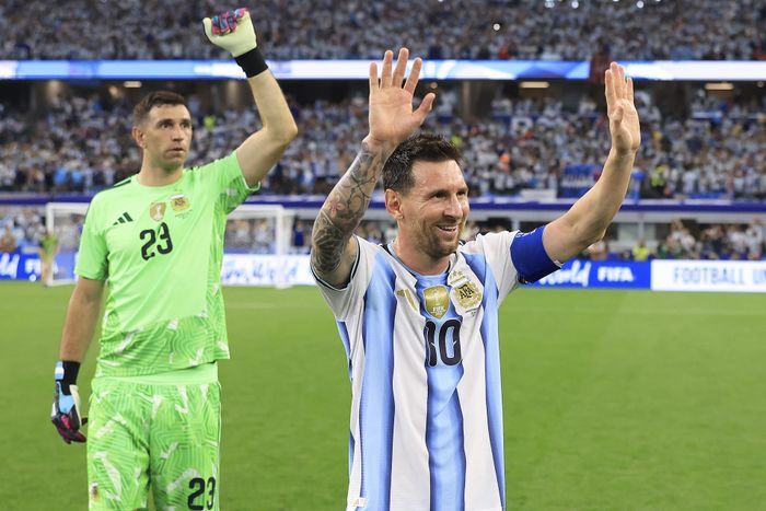Khán giả xem Messi với tâm trạng đầy cảm xúc. Ảnh: AFA