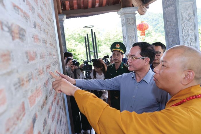 Bộ trưởng Bộ Dân tộc và Tôn giáo Nguyễn Đình Khang thăm chùa Tân Thanh - ngôi chùa nơi biên cương Tổ quốc. (Ảnh: Lê Anh Dũng)