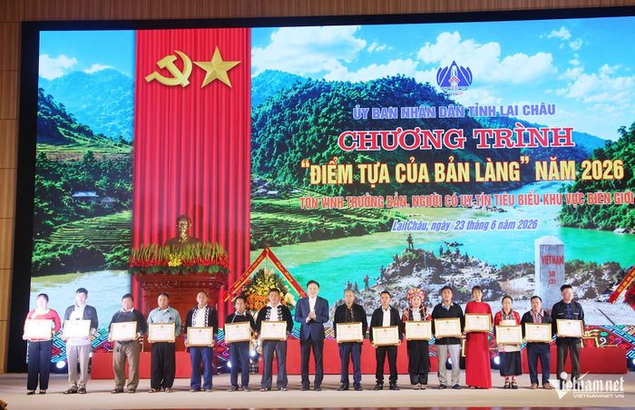 Ông Nguyễn Tuấn Anh - Phó Bí thư Thường trực Tỉnh ủy tặng Bằng khen của Chủ tịch UBND tỉnh cho trưởng bản, người có uy tín tiêu biểu. Ảnh: Trọng Bảo