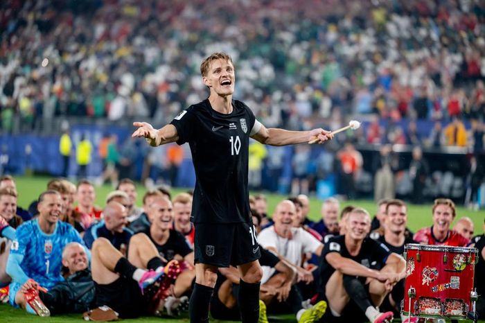 Odegaard cùng các đồng đội ăn mừng kiểu "chèo thuyền" - Ảnh: Alamy