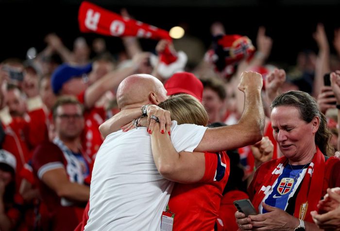 HLV Solbakken ôm hôn vợ trên khán đài - Ảnh: SunSport