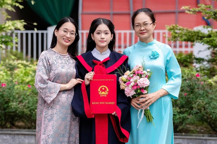 Bảo Hà cùng mẹ (trái) và giáo viên chủ nhiệm. Ảnh: NVCC.