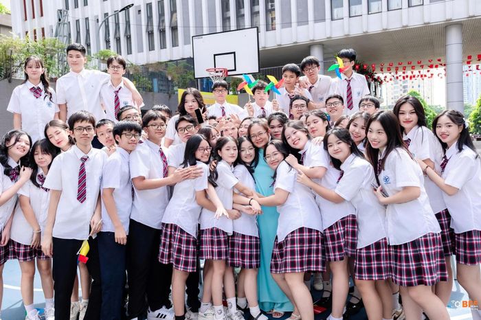 Tập thể lớp 9A5 cùng giáo viên chủ nhiệm Trần Thị Nga. Ảnh: NVCC.