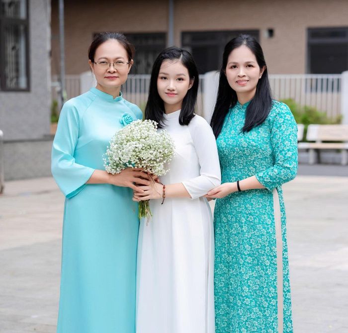 Gia Linh cùng cô giáo chủ nhiệm và mẹ (phải). Ảnh: NVCC.