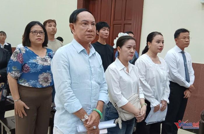 Bà Võ Thị Hồng Loan thứ 2 từ phải qua. Ảnh: TP