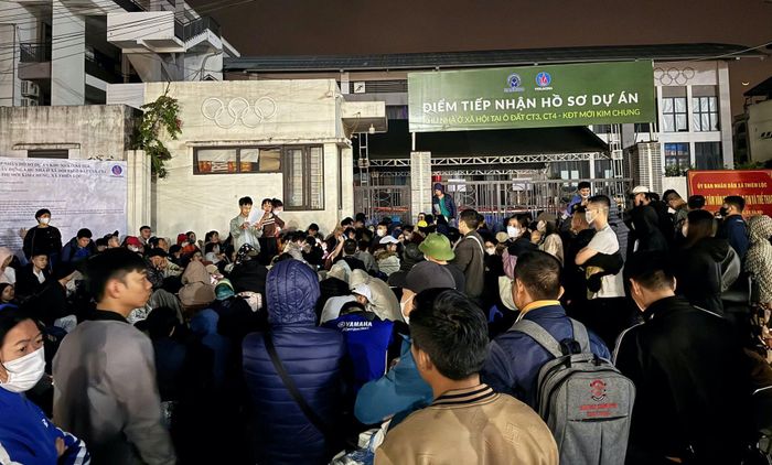 Hàng trăm người xếp hàng xuyên đêm để nộp hồ sơ đăng ký mua nhà ở xã hội CT3 Kim Chung vào tháng 11/2025. Ảnh: NVCC