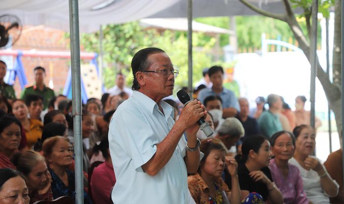 Ông Nghiêm nêu ý kiến tại buổi đối thoại với Bí thư Tỉnh ủy Vĩnh Long về phương án khai thác cát. Ảnh: H.T