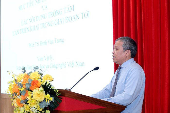 PGS.TS Đinh Văn Trung, Viện trưởng Viện Vật lý, Viện Hàn lâm Khoa học và Công nghệ Việt Nam trình bày tham luận tại hội thảo. Ảnh: Ảnh: HCMA
