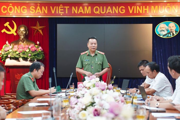 Thiếu tướng Hà Văn Tuyên, Cục trưởng Cục Quản lý xây dựng và doanh trại chỉ đạo tại buổi làm việc. Ảnh: AMACCAO