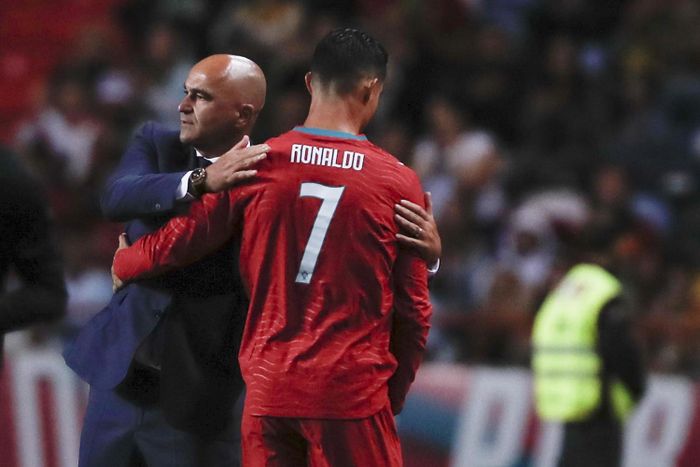 Roberto Martinez vẫn bảo vệ Ronaldo. Ảnh: EPA