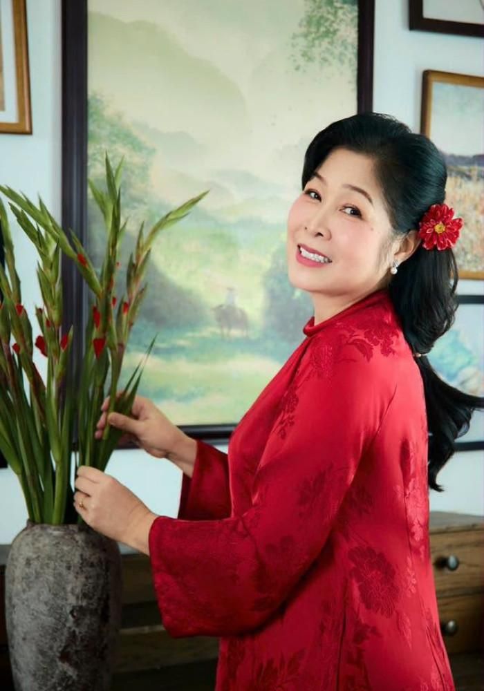 NSND Hồng Vân quan niệm sống chậm rãi, thôi phán xét người khác ở tuổi 60 sau khi trải qua nhiều biến cố. 