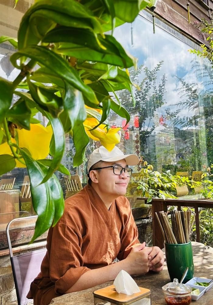 Nghệ sĩ Đại Nghĩa tranh thủ chụp ảnh trong lúc ngồi chờ món ăn chay. 