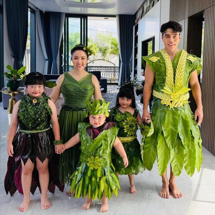 Gia đình diễn viên Lê Dương Bảo Lâm diện trang phục phong cách độc lạ từ lá cây. 