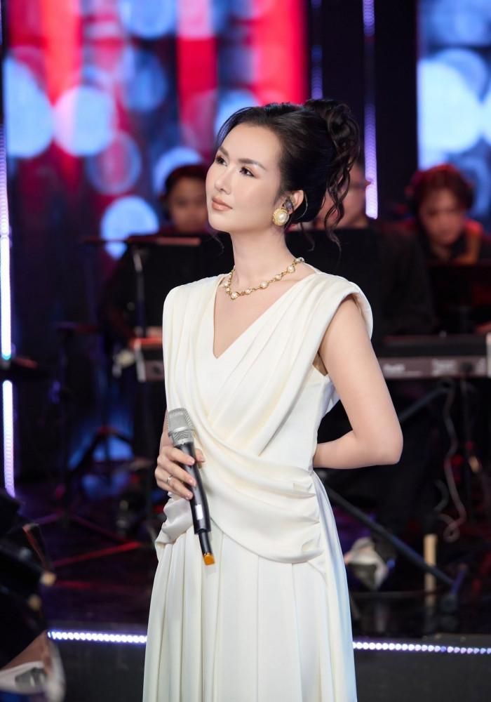 Ca sĩ Võ Hạ Trâm vui vì được tham gia 1 chương trình ý nghĩa. 