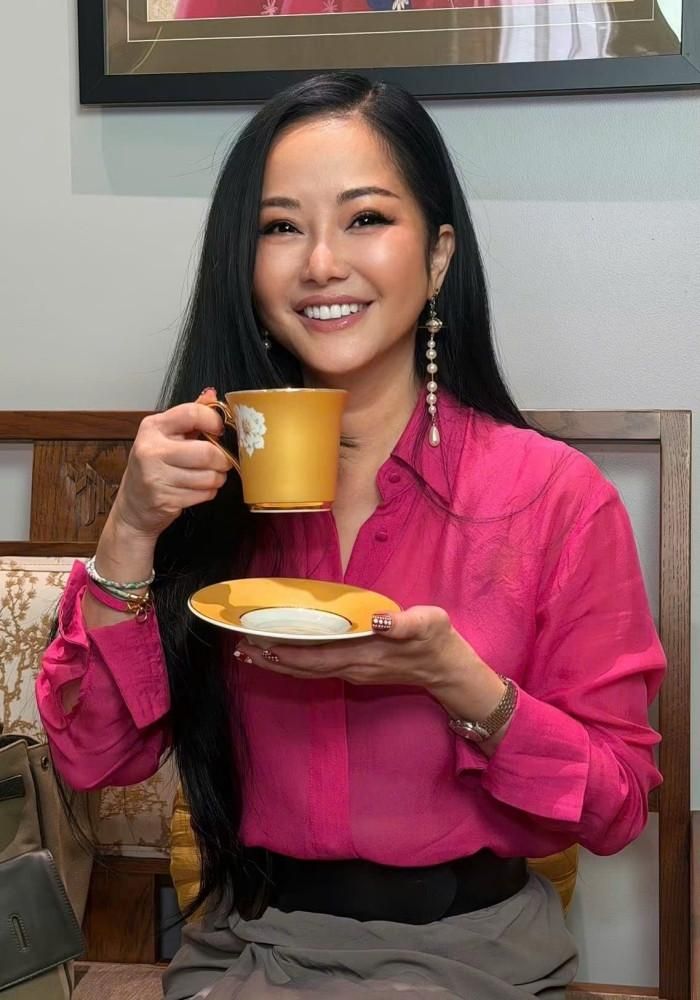 Diva Hồng Nhung thưởng thức cà phê, nghe 1 CD nhạc yêu thích để khởi động ngày mới. 