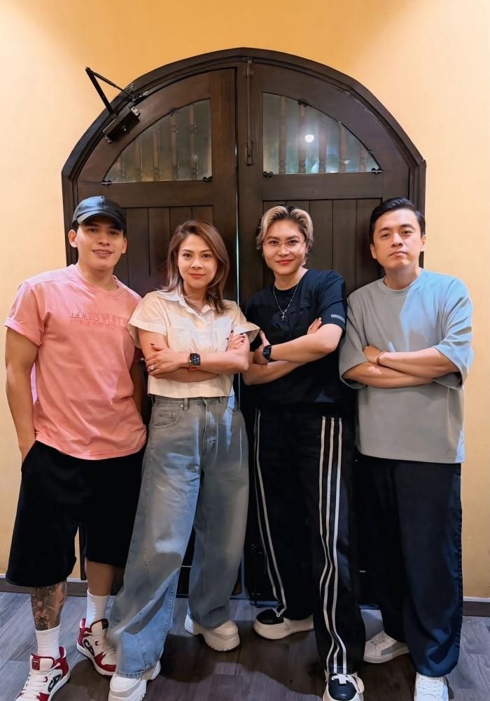 Các ca sĩ Quốc Thiên, Thanh Thảo, Vicky Nhung, Lam Trường hẹn hò buổi trưa. 