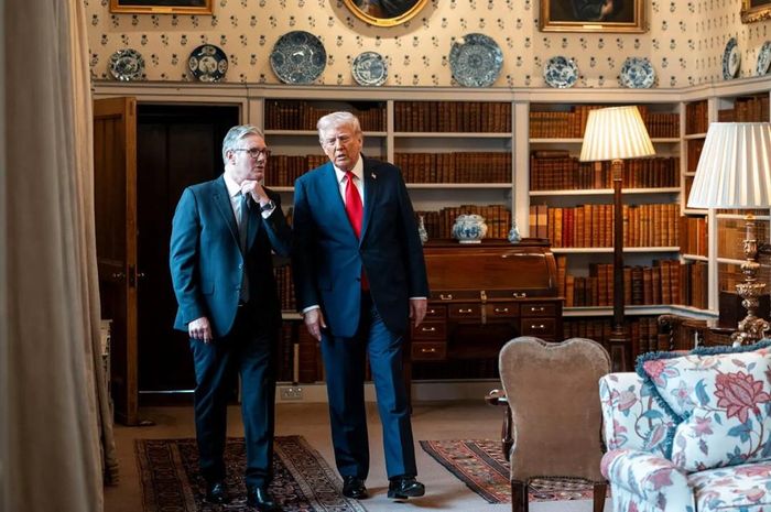 Tổng thống Mỹ Donald Trump (phải) và Thủ tướng Anh Keir Starmer. Ảnh: NYT