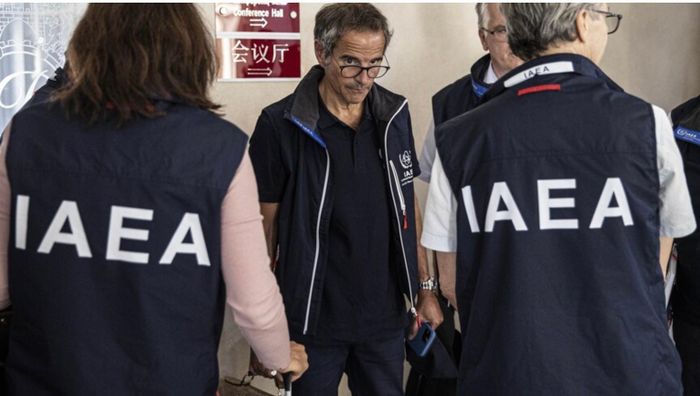 Các thanh tra IAEA. Ảnh: Anadolu