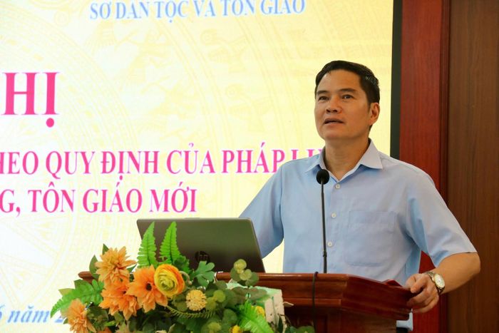 Ông Lâm Văn Viên, Phó Giám đốc Sở Dân tộc và Tôn giáo Lạng Sơn, truyền đạt các nội dung chuyên đề tại hội nghị
