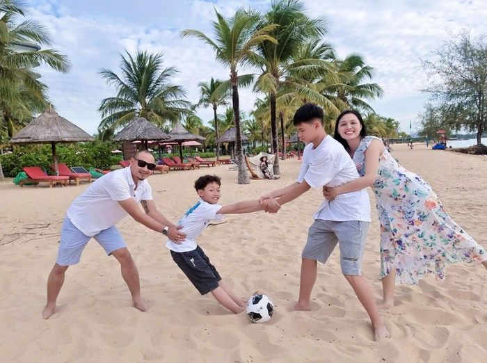 Anh Tú và 2 cậu con trai đều đam mê bóng đá