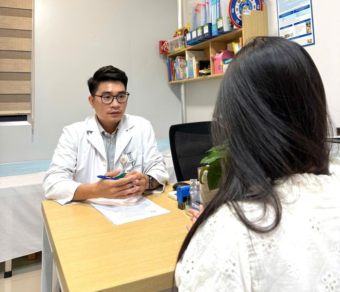 ThS tâm lý lâm sàng Hoàng Quốc Lân tư vấn cho một trường hợp (Ảnh: NVCC)