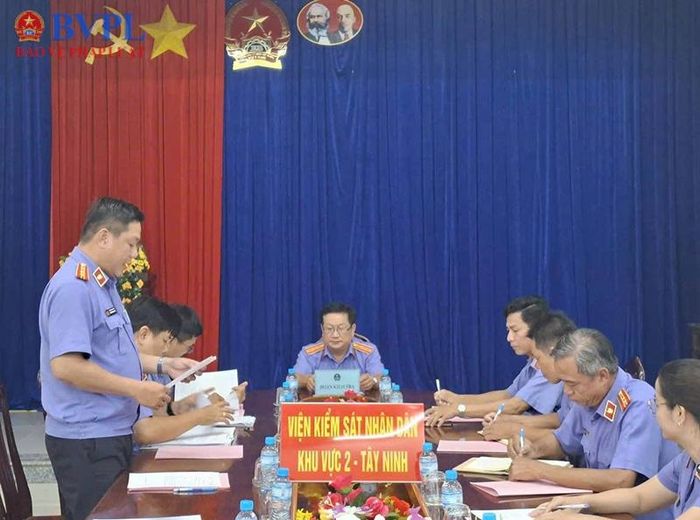 Đồng chí Nguyễn Quang Thông, Kiểm sát viên trung cấp, thành viên Đoàn Thanh tra công bố Quyết định thanh tra.