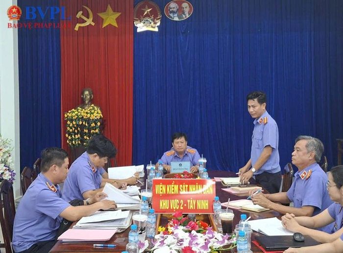 Đồng chí Huỳnh Minh Ân, Viện trưởng VKSND Khu vực 2 tỉnh Tây Ninh trình bày báo cáo tại buổi làm việc.