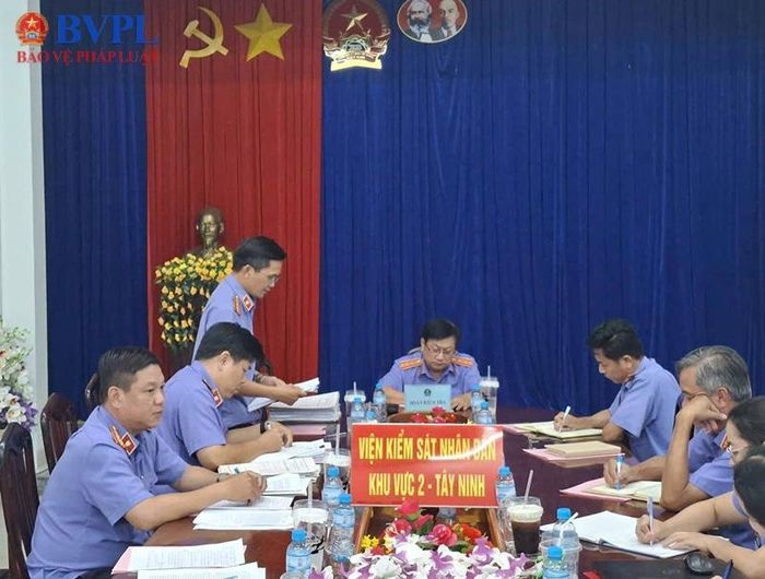 Thành viên Đoàn Thanh tra báo cáo kết quả kiểm tra thực tế các vụ án dân sự bị Tòa án cấp trên hủy, sửa bản án sơ thẩm.
