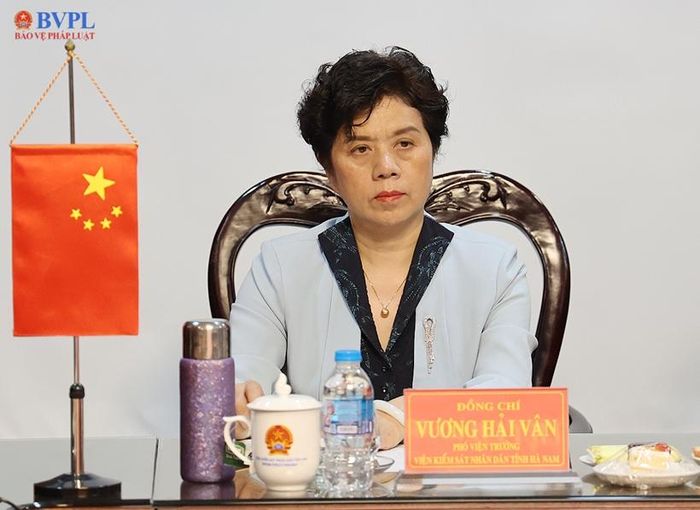  Đồng chí Vương Hải Vân, Phó Viện trưởng VKSND tỉnh Hà Nam, Trung Quốc chủ trì, phát biểu tại buổi Tọa đàm.