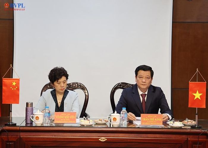  Đồng chí Trần Thế Kính, Vụ trưởng Vụ 9, VKSND tối cao và đồng chí Vương Hải Vân, Phó Viện trưởng VKSND tỉnh Hà Nam, Trung Quốc chủ trì buổi Tọa đàm.