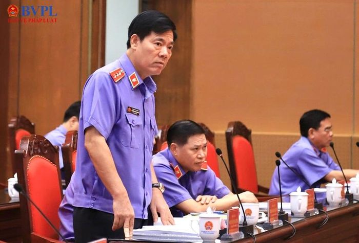  Đồng chí Nguyễn Quang Dũng, Phó Viện trưởng VKSND tối cao chủ trì, điều hành tham luận tại Hội nghị.