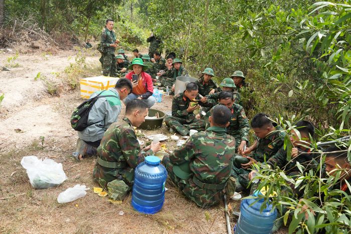 Các chiến sĩ tranh thủ nghỉ để tiếp tục cắt đường băng trắng. Ảnh: Nguyễn Toàn