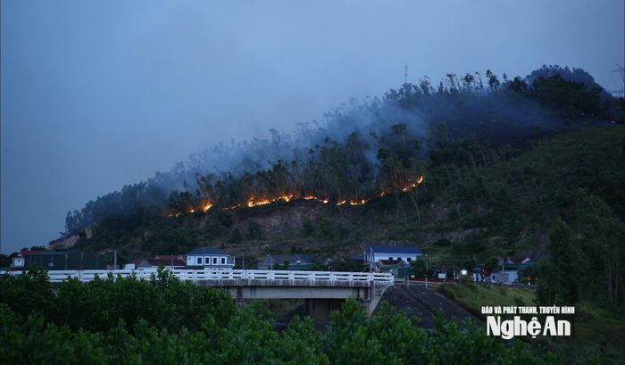 19h ngày 22/6, cháy rừng tiến sát nhà dân ở xóm 1, xã Thiên Nhẫn. Ảnh: Nguyễn Toàn