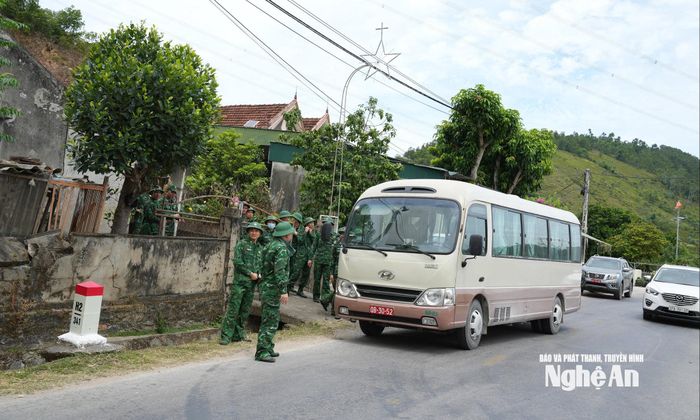 Lực lượng Biên phòng cơ động đến xã Vạn An. Ảnh: Nguyễn Toàn