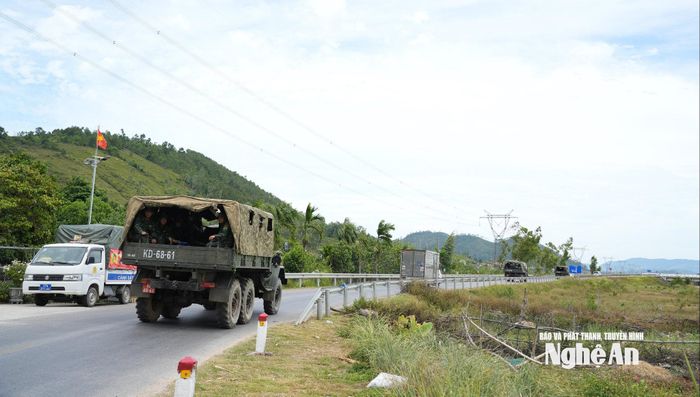 Các lực lượng cơ động vào khu vực cháy rừng. Ảnh: Nguyễn Toàn