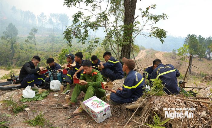 Bữa cơm giữa rừng lúc 13h30 của lực lượng Cảnh sát PCCC & CNCH. Ảnh: Nguyễn Toàn