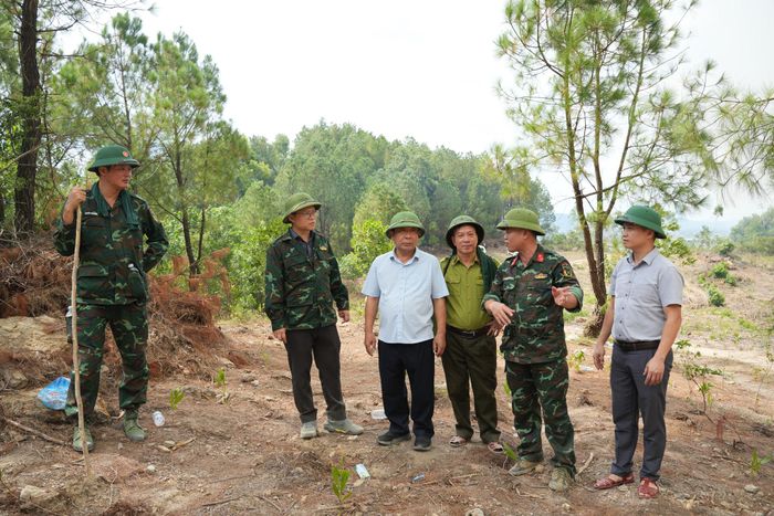 Phó Chủ tịch UBND tỉnh Nguyễn Văn Đệ đánh giá tình hình khi lửa vượt qua đường băng trắng tại Khe Hương, xóm Nam Lộc, xã Vạn An. Ảnh: Nguyễn Toàn
