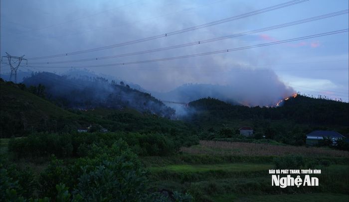 Đêm 22/6 cháy rừng vẫn diễn ra trên địa bàn xã Thiên Nhẫn và xã Vạn An. Ảnh: Nguyễn Toàn