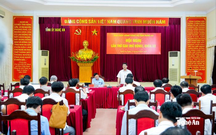 Đồng chí Phạm Trọng Hoàng - Trưởng ban Tổ chức Tỉnh ủy điều hành thảo luận Tổ 2. Ảnh: Phạm Bằng