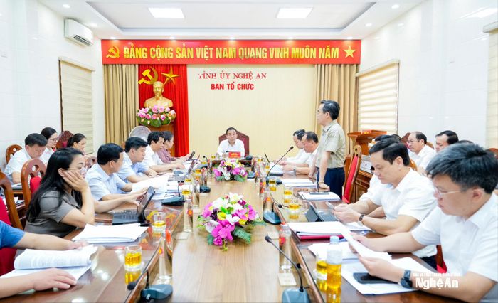 Tổ 4 do đồng chí Nguyễn Văn Đệ - Phó Chủ tịch UBND tỉnh điều hành thảo luận. Ảnh: Phạm Bằng
