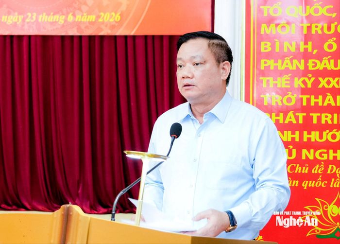 Đồng chí Nguyễn Khắc Thận - Bí thư Tỉnh ủy, Trưởng Đoàn ĐBQH tỉnh phát biểu khai mạc hội nghị. Ảnh: Phạm Bằng