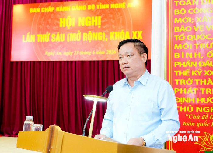 Đồng chí Nguyễn Khắc Thận - Bí thư Tỉnh ủy, Trưởng đoàn ĐBQH tỉnh phát biểu kết luận và bế mạc hội nghị. Ảnh: Phạm Bằng