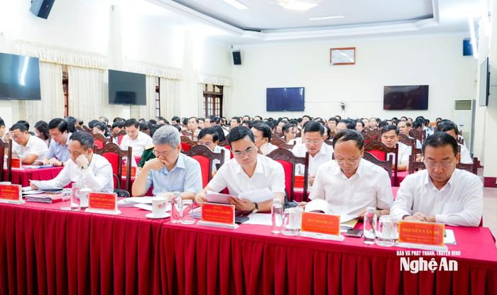 Các đồng chí đại diện các ban Đảng Trung ương phụ trách tỉnh Nghệ An và Ủy viên Ban Thường vụ Tỉnh ủy dự hội nghị. Ảnh: Phạm Bằng