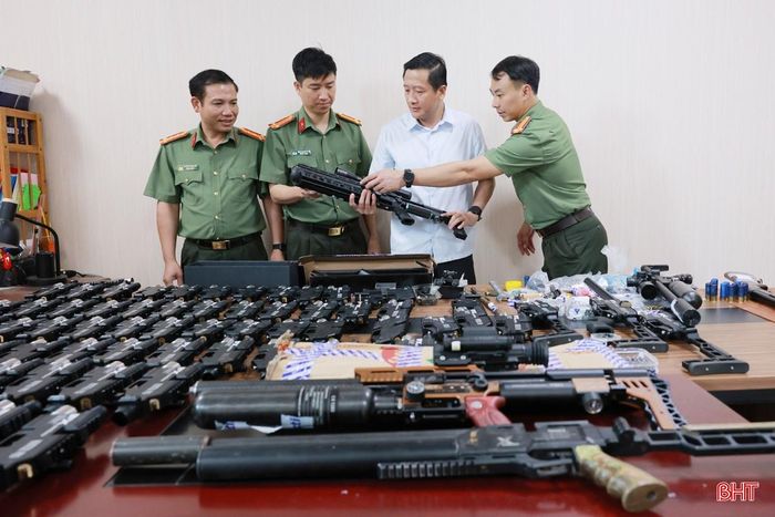 Thượng tá Nguyễn Quốc Hùng (thứ 2 từ phải sang) - Phó Giám đốc Công an tỉnh kiểm tra tang vật bị thu giữ trong chuyên án đấu tranh với các đối tượng có hành vi chế tạo, tàng trữ, mua bán trái phép vũ khí quân dụng liên tỉnh (tháng 5/2026).