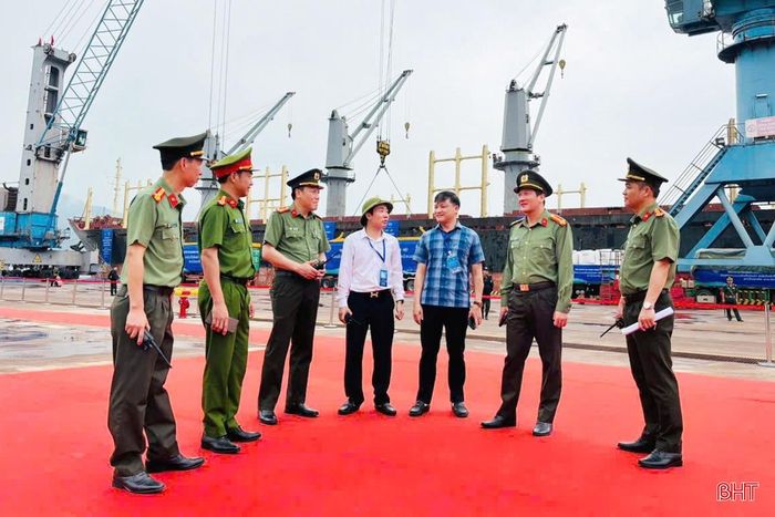 Lực lượng an ninh phối hợp với các đơn vị triển khai phương án bảo vệ an toàn tuyệt đối cho các đồng chí lãnh đạo Đảng, Nhà nước, các đại biểu tham dự Lễ khánh thành Bến số 3 Cảng quốc tế Lào - Việt (tháng 4/2025).