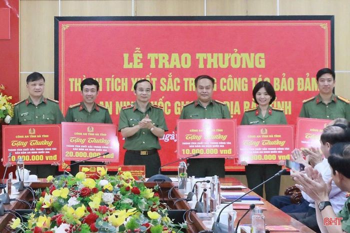 Thiếu tướng Nguyễn Xuân Thao - Giám đốc Công an tỉnh trao thưởng cho các tập thể đạt thành tích xuất sắc trong công tác đảm bảo an ninh quốc gia năm 2025.