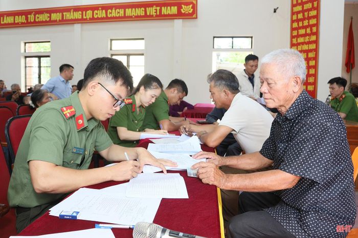 Lực lượng công an đẩy mạnh công tác tuyên truyền, hướng dẫn đăng ký lấy mẫu ADN thân nhân liệt sĩ.