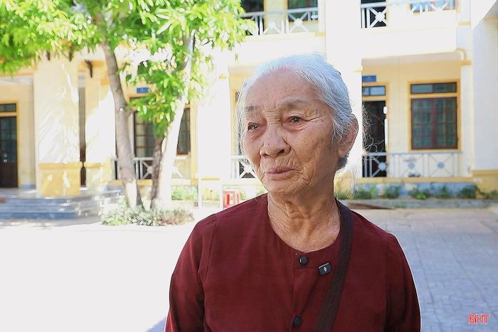 Nhắc đến người anh trai liệt sĩ chưa rõ phần mộ, bà Trần Thị Lan không khỏi nghẹn ngào.