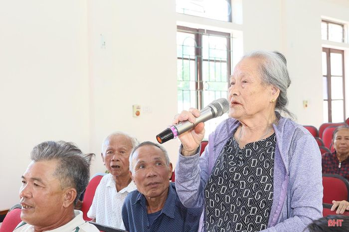 Các thân nhân liệt sĩ được cán bộ Công an xã Mai Phụ giải đáp thắc mắc, hướng dẫn đăng ký thông tin phục vụ lấy mẫu ADN.